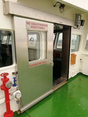 Dźwiękoszczelne drzwi przesuwne ze stali nierdzewnej z mostem ze stali nierdzewnej